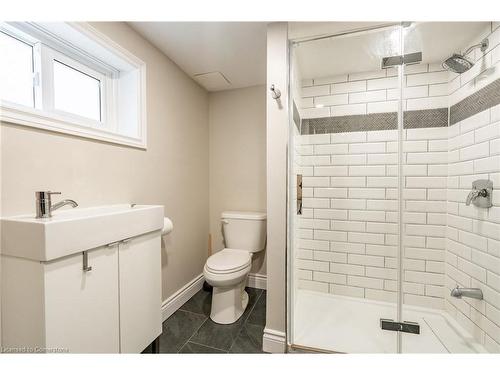 207 East 33Rd Street, Hamilton, ON - Indoor Photo Showing Bathroom