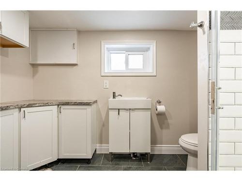 207 East 33Rd Street, Hamilton, ON - Indoor Photo Showing Bathroom