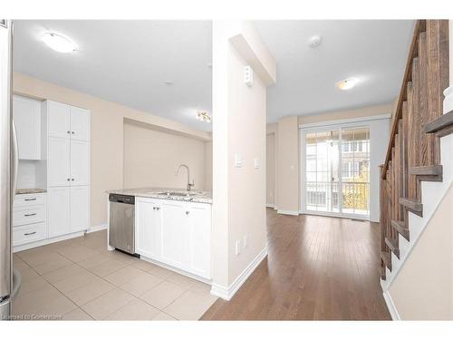 395 Cranbrook Common, Oakville, ON - Indoor Photo Showing Kitchen