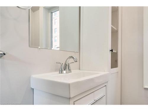 2-276 Sanford Avenue N, Hamilton, ON - Indoor Photo Showing Bathroom