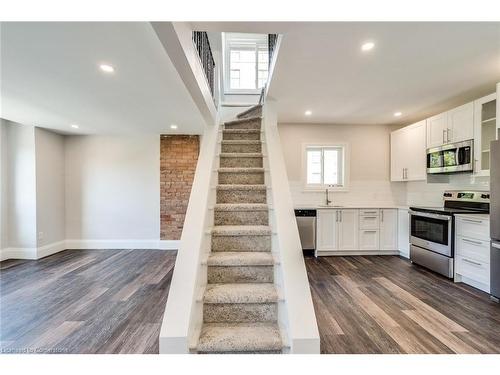 2-276 Sanford Avenue N, Hamilton, ON - Indoor Photo Showing Kitchen