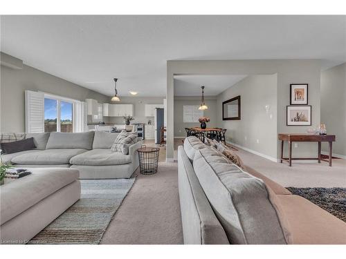 20 Dolomiti Court, Hannon, ON - Indoor Photo Showing Living Room