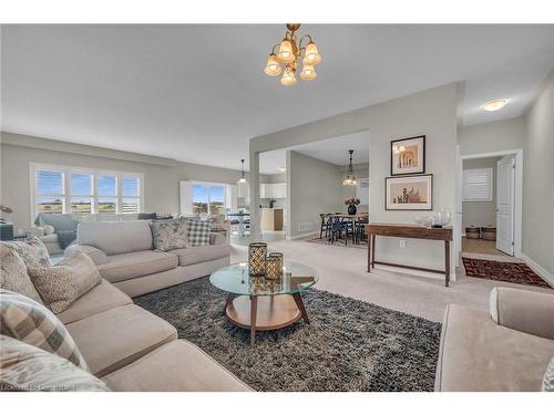 20 Dolomiti Court, Hannon, ON - Indoor Photo Showing Living Room