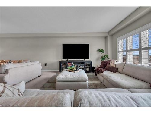 20 Dolomiti Court, Hannon, ON - Indoor Photo Showing Living Room