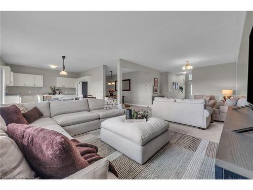 20 Dolomiti Court, Hannon, ON - Indoor Photo Showing Living Room