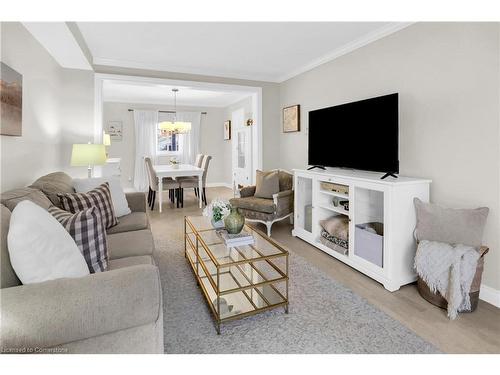 353 Lake Street, Grimsby, ON - Indoor Photo Showing Living Room