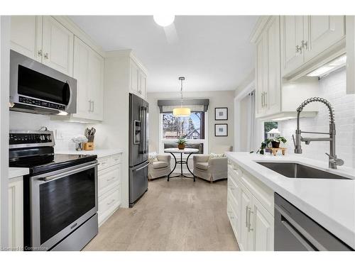 353 Lake Street, Grimsby, ON - Indoor Photo Showing Kitchen With Upgraded Kitchen