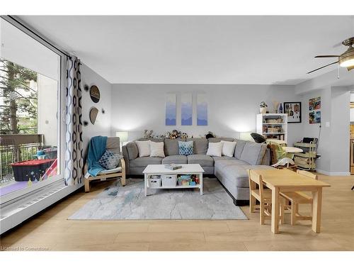 215-350 Quigley Road, Hamilton, ON - Indoor Photo Showing Living Room