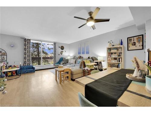 215-350 Quigley Road, Hamilton, ON - Indoor Photo Showing Living Room