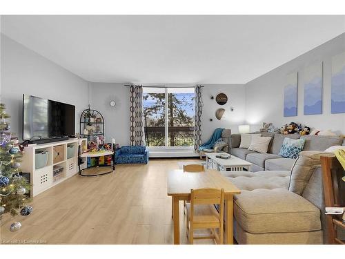 215-350 Quigley Road, Hamilton, ON - Indoor Photo Showing Living Room