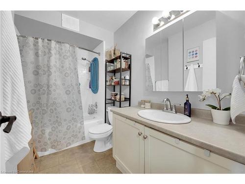 215-350 Quigley Road, Hamilton, ON - Indoor Photo Showing Bathroom