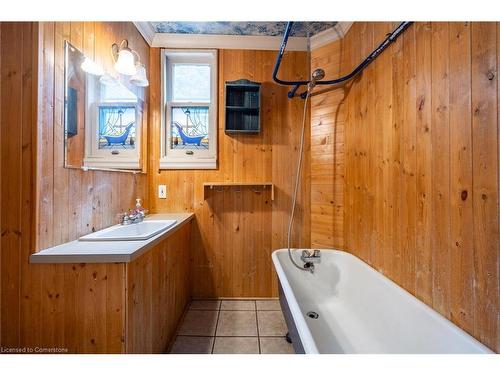 49 Jones Street, Hamilton, ON - Indoor Photo Showing Bathroom