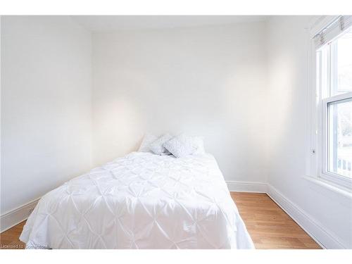 49 Jones Street, Hamilton, ON - Indoor Photo Showing Bedroom