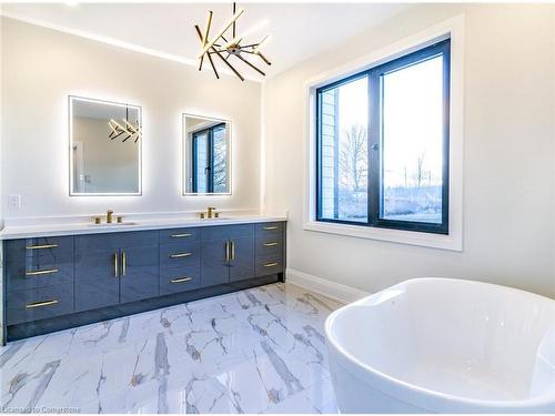 256 Mountain Road, Grimsby, ON - Indoor Photo Showing Bathroom