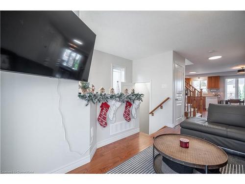 6-25 Viking Drive, Binbrook, ON - Indoor Photo Showing Living Room