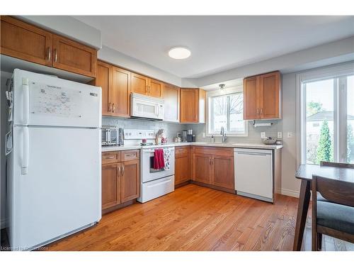 6-25 Viking Drive, Binbrook, ON - Indoor Photo Showing Kitchen