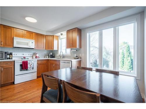 6-25 Viking Drive, Binbrook, ON - Indoor Photo Showing Kitchen