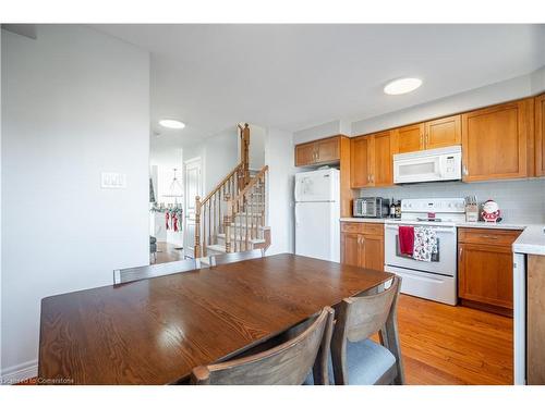 6-25 Viking Drive, Binbrook, ON - Indoor Photo Showing Kitchen