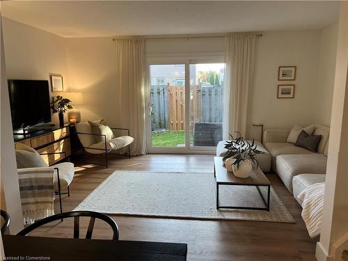 52-75 Ventura Drive, St. Catharines, ON - Indoor Photo Showing Living Room