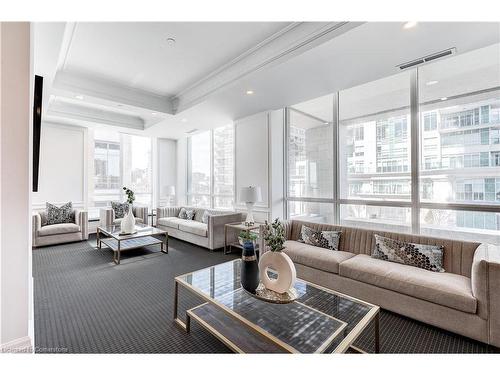 2060 Lakeshore Road, Burlington, ON - Indoor Photo Showing Living Room