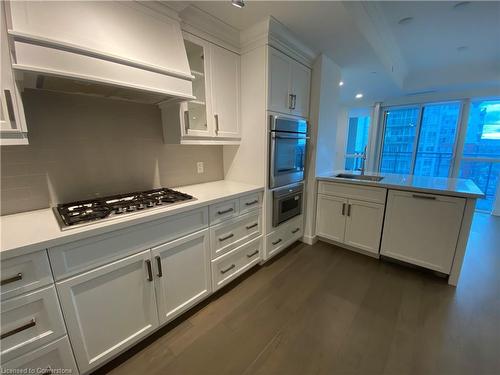 2060 Lakeshore Road, Burlington, ON - Indoor Photo Showing Kitchen