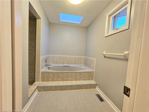 486 Dicenzo Drive, Hamilton, ON - Indoor Photo Showing Bathroom