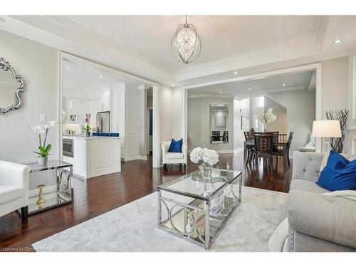 8 Felicia Court, Hamilton, ON - Indoor Photo Showing Living Room