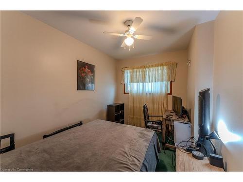 33 Clyde Street, Hamilton, ON - Indoor Photo Showing Bedroom