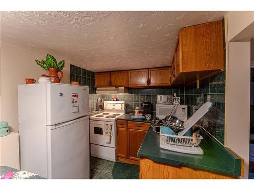 33 Clyde Street, Hamilton, ON - Indoor Photo Showing Kitchen