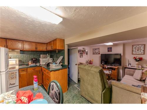 33 Clyde Street, Hamilton, ON - Indoor Photo Showing Kitchen