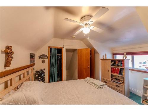 33 Clyde Street, Hamilton, ON - Indoor Photo Showing Bedroom