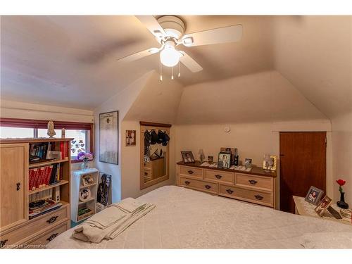 33 Clyde Street, Hamilton, ON - Indoor Photo Showing Bedroom