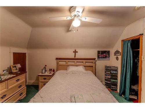 33 Clyde Street, Hamilton, ON - Indoor Photo Showing Bedroom