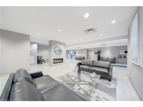 606-85 Robinson Street, Hamilton, ON - Indoor Photo Showing Living Room