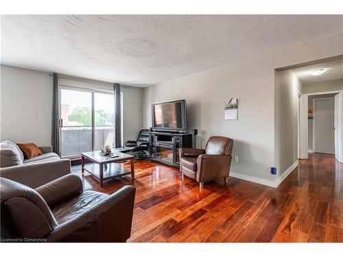 211-485 Thorold Road, Welland, ON - Indoor Photo Showing Living Room