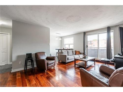 211-485 Thorold Road, Welland, ON - Indoor Photo Showing Living Room