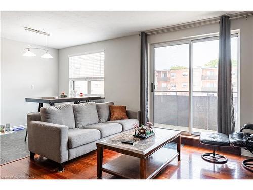 211-485 Thorold Road, Welland, ON - Indoor Photo Showing Living Room