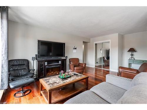 211-485 Thorold Road, Welland, ON - Indoor Photo Showing Living Room