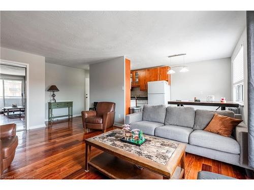 211-485 Thorold Road, Welland, ON - Indoor Photo Showing Living Room