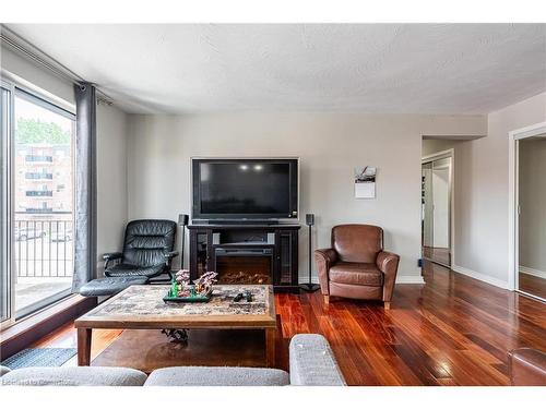 211-485 Thorold Road, Welland, ON - Indoor Photo Showing Living Room