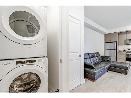 401-3200 William Coltson Avenue, Oakville, ON - Indoor Photo Showing Laundry Room