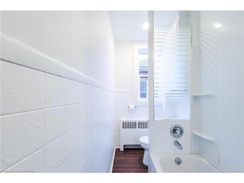 42 Strathcona Avenue, Brantford, ON - Indoor Photo Showing Bathroom