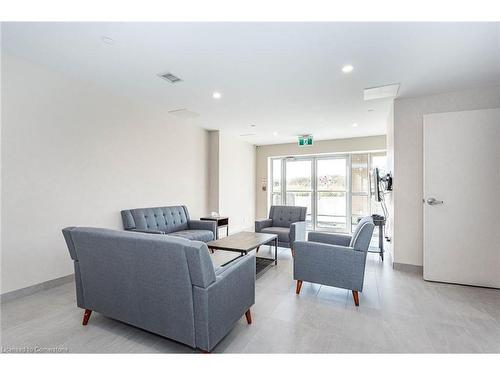 106-4040 Upper Middle Road, Burlington, ON - Indoor Photo Showing Living Room