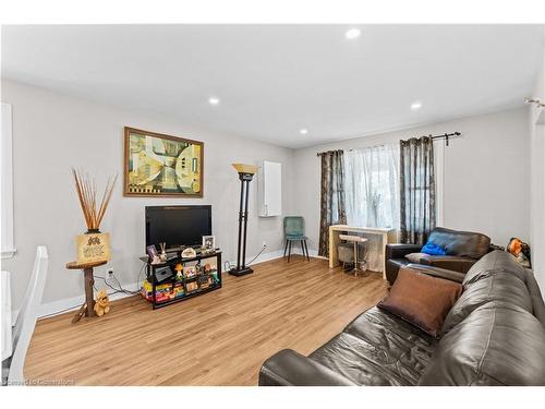 17 Prestwick Avenue, St. Catharines, ON - Indoor Photo Showing Living Room