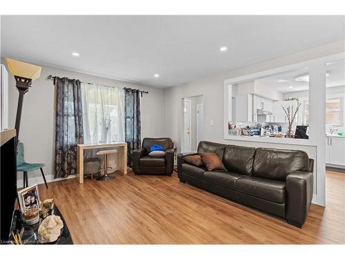 17 Prestwick Avenue, St. Catharines, ON - Indoor Photo Showing Living Room