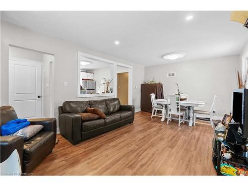 17 Prestwick Avenue, St. Catharines, ON - Indoor Photo Showing Living Room