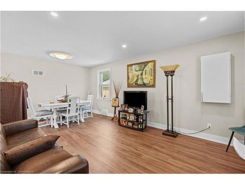 17 Prestwick Avenue, St. Catharines, ON - Indoor Photo Showing Living Room