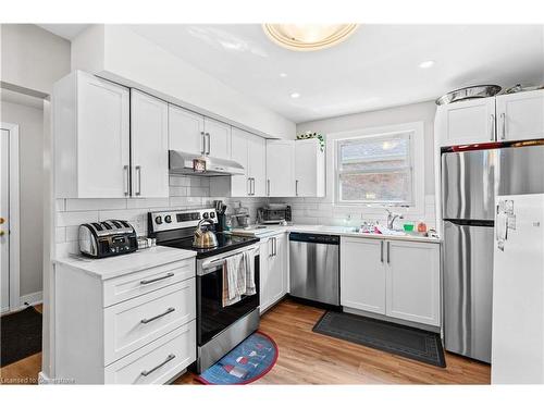 17 Prestwick Avenue, St. Catharines, ON - Indoor Photo Showing Kitchen With Stainless Steel Kitchen With Upgraded Kitchen