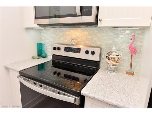 707-450 Dundas Street E, Waterdown, ON - Indoor Photo Showing Kitchen