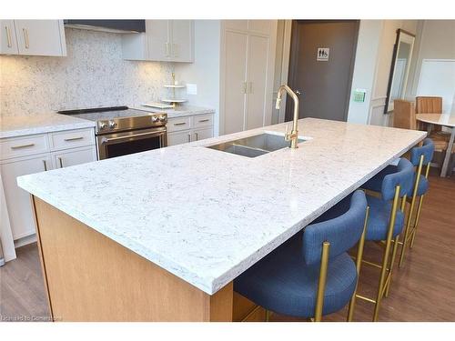 707-450 Dundas Street E, Waterdown, ON - Indoor Photo Showing Kitchen With Double Sink With Upgraded Kitchen